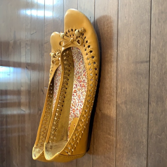 Yellow flats - Picture 5 of 6